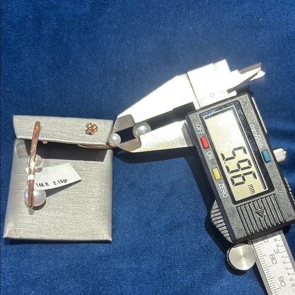 Elegant Pearl and Rose Gold Earrings - Picture 4 of 4